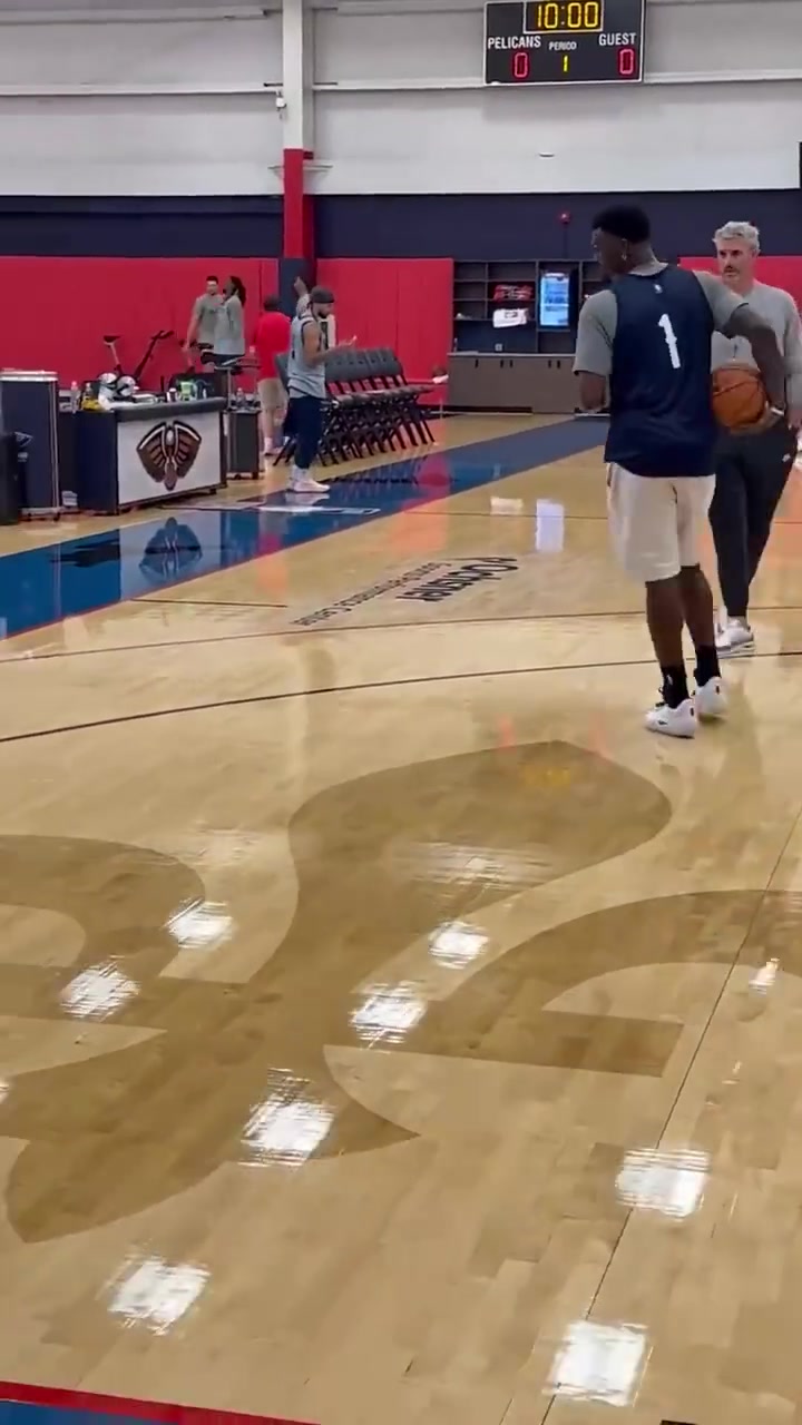 有点奇怪的组合普尔和锡安在训练中交流技战术