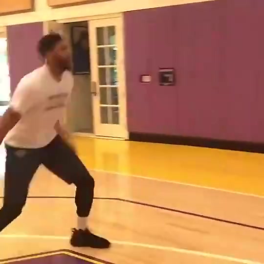 今年夏天胖了14斤浓眉刚到湖人的时候这个体型多完美啊